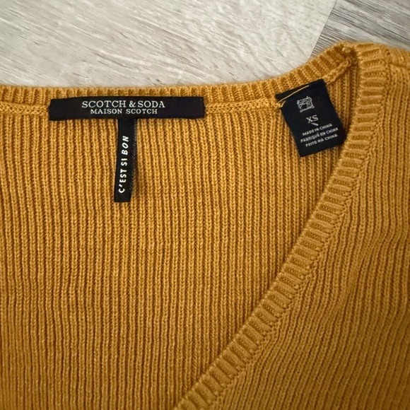 Scotch & Soda Maison Scotch Women’s mustard Pearl V Neck Cardigan XS - Picture 5 of 10